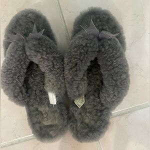 lightly used ugg thong house slipper size 7 gray